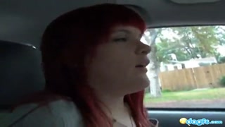 Une fille emo chaude avec des cheveux roux donne un coup de klaxon pendant quelle conduit pour un petit coup derrière le volant.