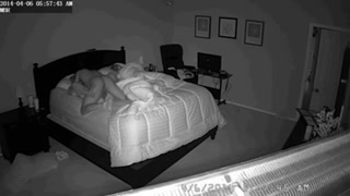 Un jeune étalon chaud baise sa charge dans la chatte serrée dune milf mature pendant quils se font baiser dans la chambre à coucher.